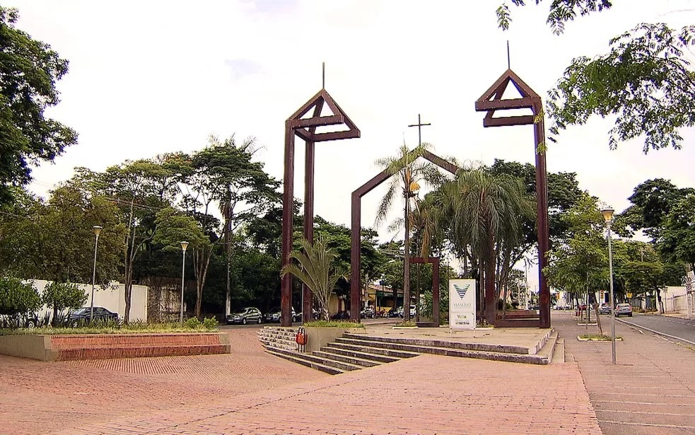 Praça de Betim com circulação de moradores