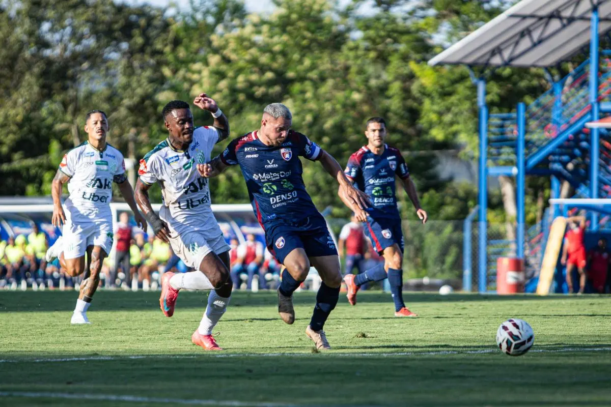 Partida de futebol com equipes de Betim em campo